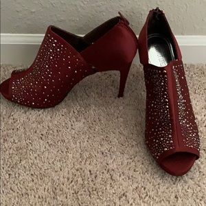 Jennifer López Burgundy Open Toe Bootie